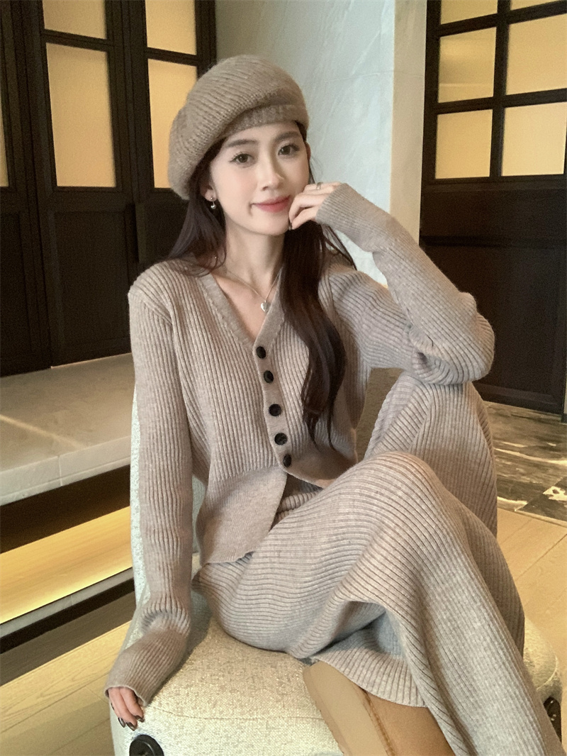 Actual shot of new winter V-neck single-breasted long-sleeved sweater + elastic waist wide-leg pants suit with scarf