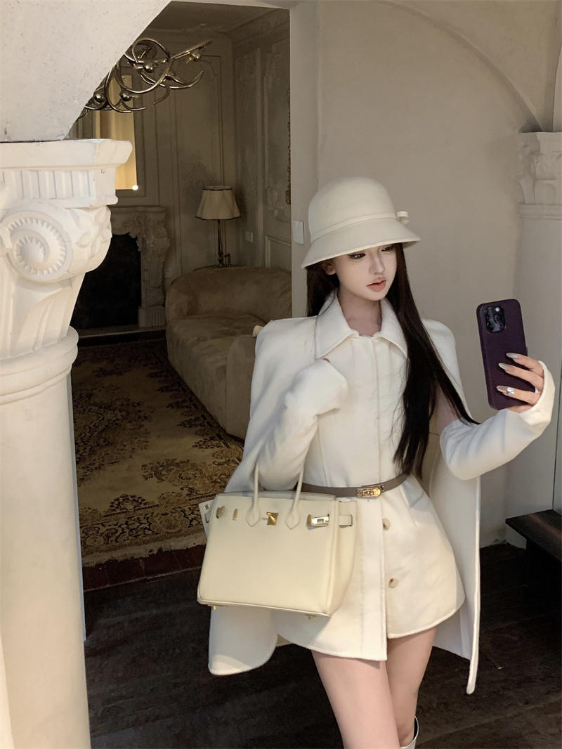 Actual shot of French socialite’s niche design new cape loose jacket