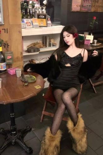 Actual shot of sexy sequin suspender two-piece dress, banquet atmosphere black skirt, versatile furry cardigan