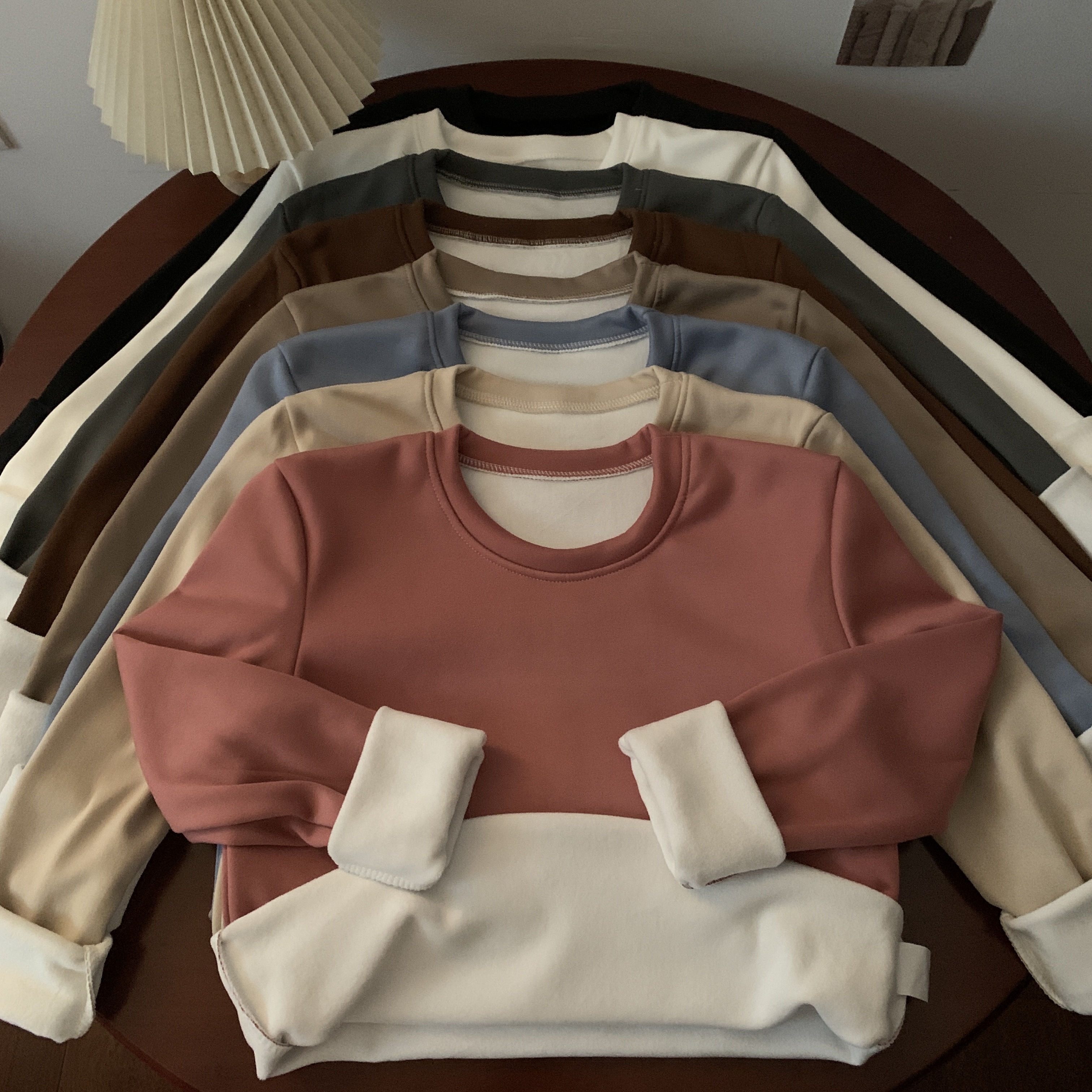 Real shot of winter thickened velvet and versatile round neck T-shirt, simple to wear outside and with solid color bottoming top inside