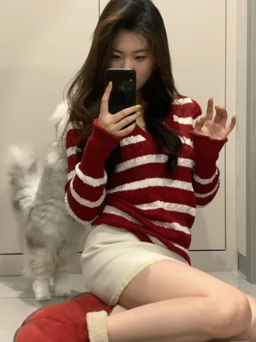 2023 new autumn and winter knitted sweaters with red stripes and white, versatile and atmospheric V-neck striped contrast knitted sweaters