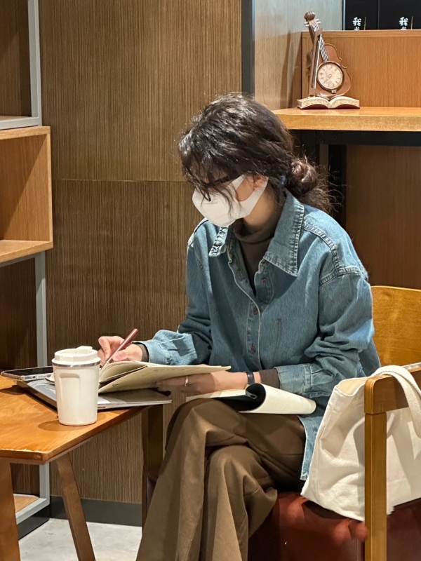 復古港味藍色牛仔襯衫秋裝設計感小眾日系襯衣闊腿褲子兩件套裝女