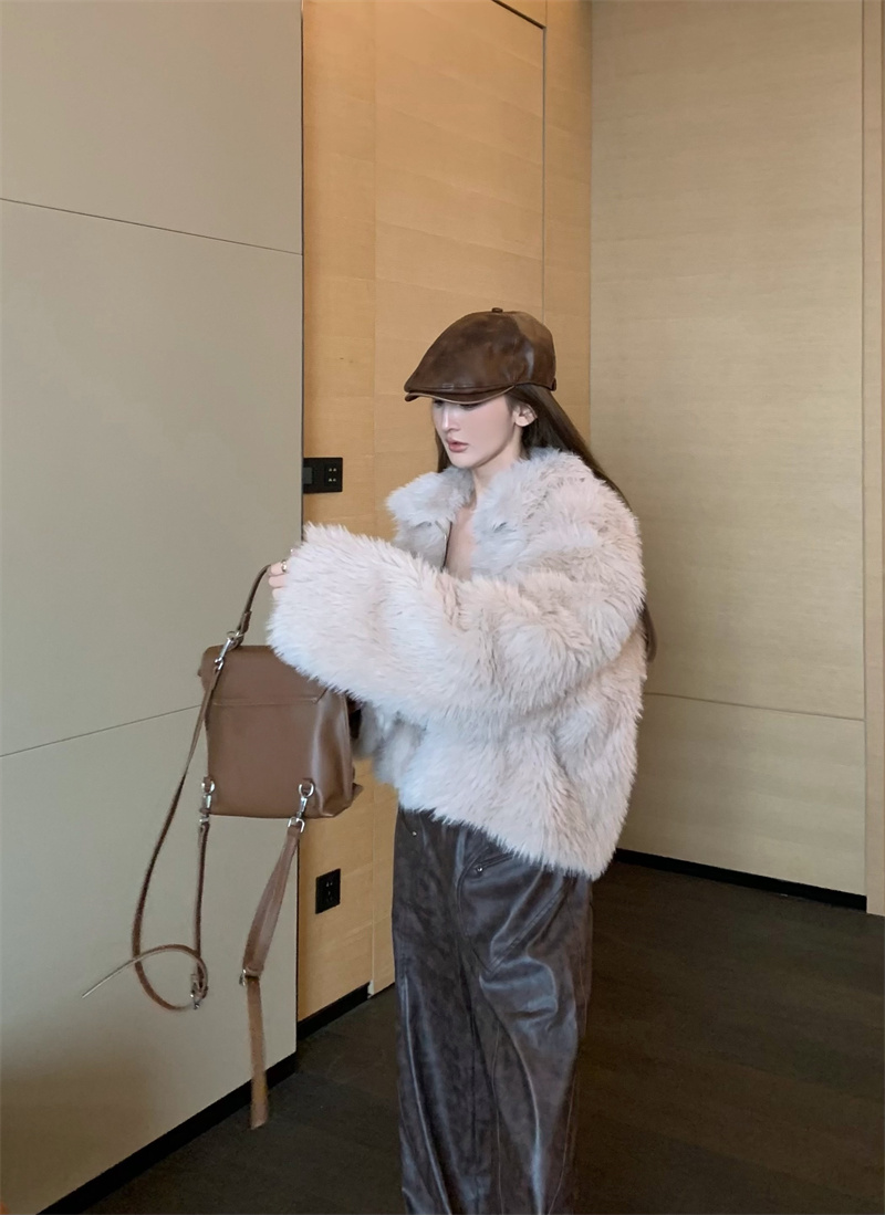 Actual shot of retro style hot girl style high-end lapel fur coat