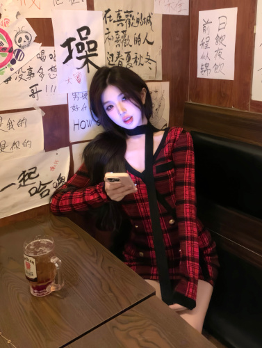 Real shot ~ Xiaoxiangfeng red plaid knitted V-neck hip-hugging New Year dress winter