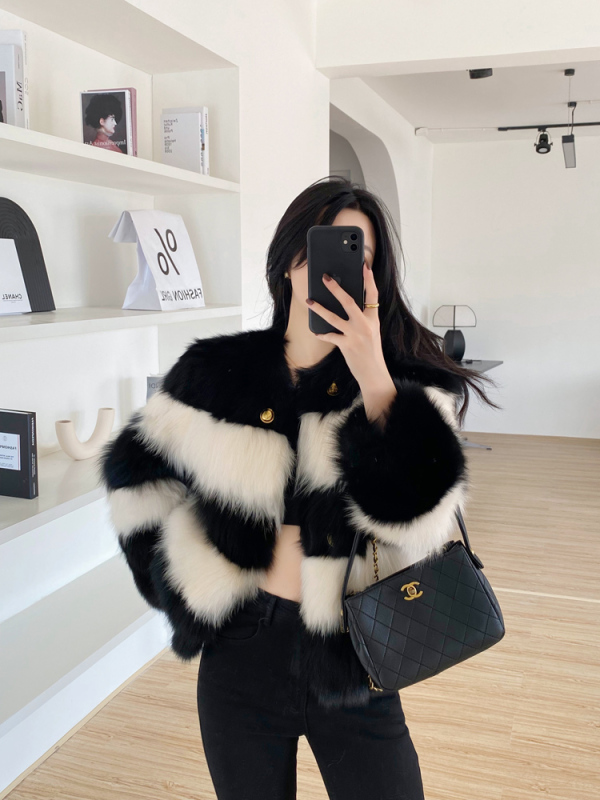 2023 Young New Haining Black and White Contrast Fur One-piece Imported Fox Fur Fur Jacket Women's Fashion Short Style