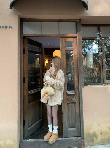 Real shot of faux fur eco-friendly Korean women's toka fur coat in a wealthy area with stand-up collar and thickened coat