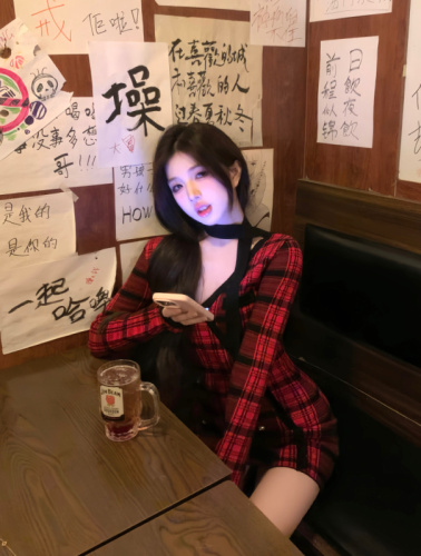 Real shot ~ Xiaoxiangfeng red plaid knitted V-neck hip-hugging New Year dress winter