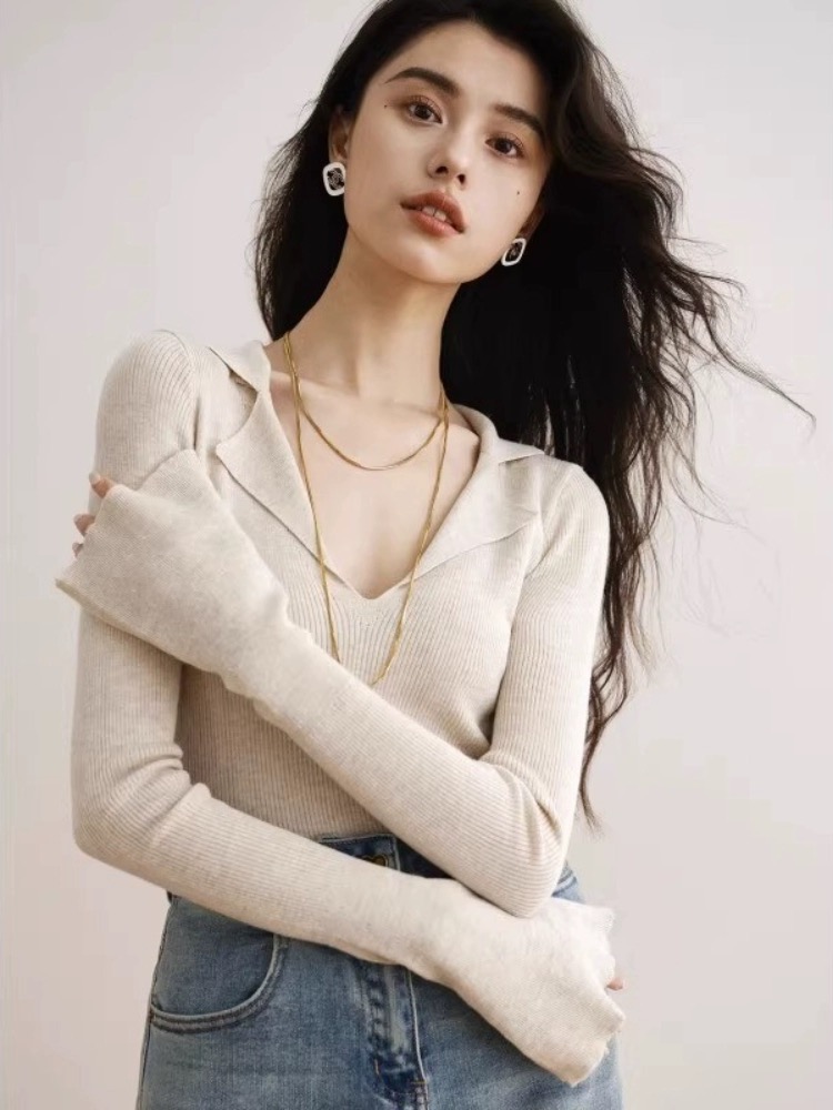 French V-neck long-sleeved bottoming shirt for women in autumn and winter, slim-fitting and stylish inner layered sweater, lapel sweater, bell-sleeved top