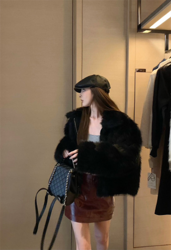 Actual shot of retro style hot girl style high-end lapel fur coat