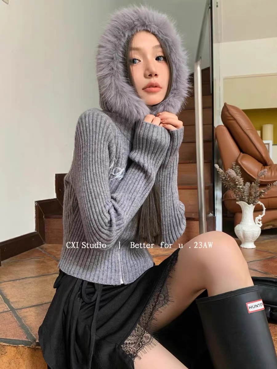 實 價秋冬字母修身短款連帽毛領拉鏈短開衫針織衫毛衣上衣女
