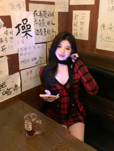 Real shot ~ Xiaoxiangfeng red plaid knitted V-neck hip-hugging New Year dress winter