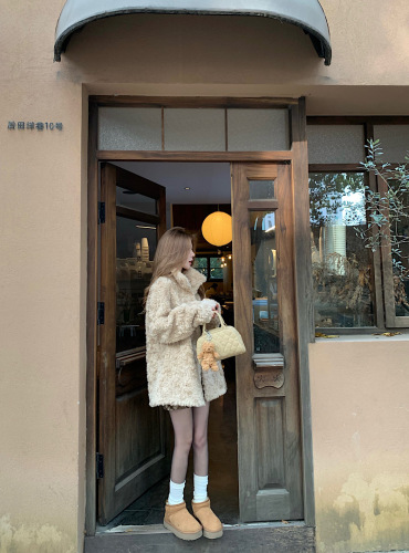 Real shot of faux fur eco-friendly Korean women's toka fur coat in a wealthy area with stand-up collar and thickened coat