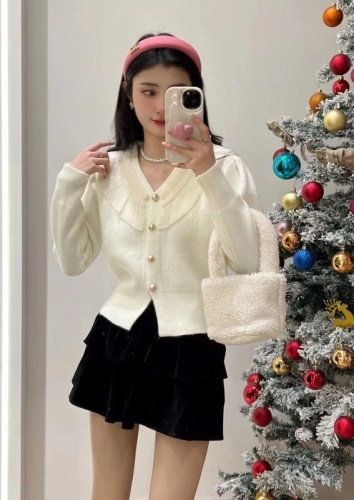 Xiaoxiangfeng V-neck lace splicing New Year's red knitted cardigan women's autumn and winter French retro sweater jacket top