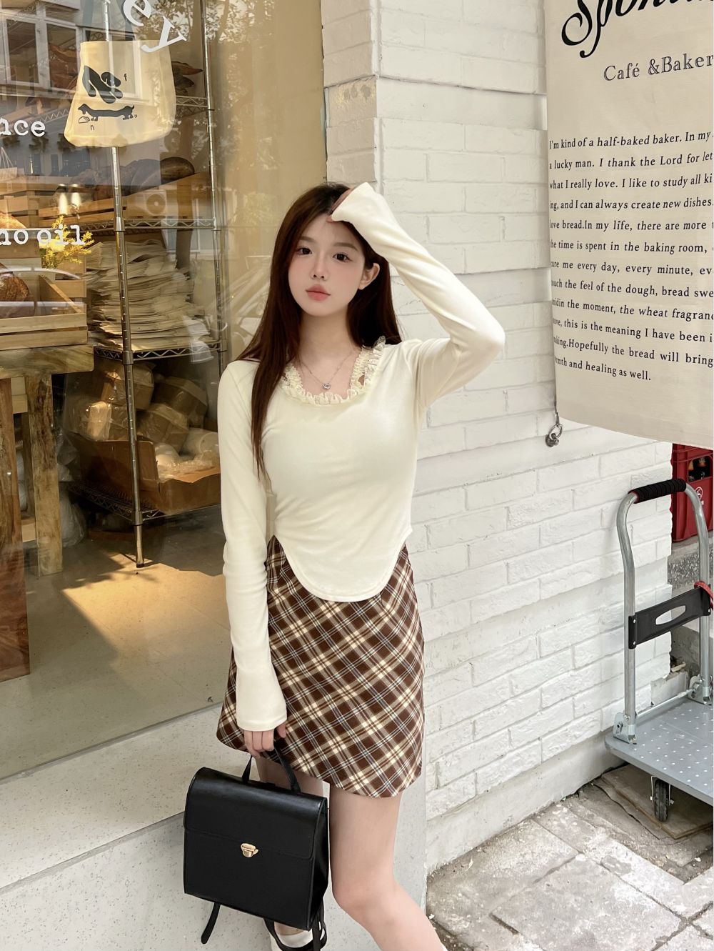 Actual shot of three standard Qi Chun who wants to look slimmer, spliced ​​lace flower halter neck, soft waxy long sleeves, top worn inside and outside