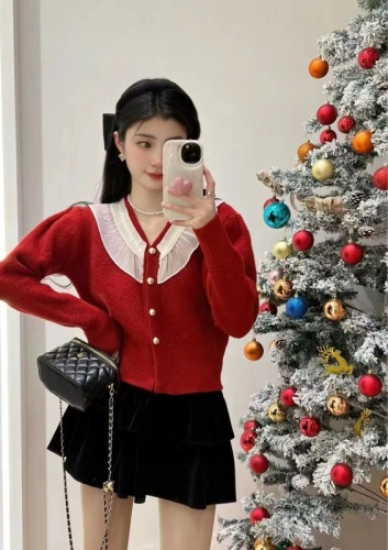 Xiaoxiangfeng V-neck lace splicing New Year's red knitted cardigan women's autumn and winter French retro sweater jacket top