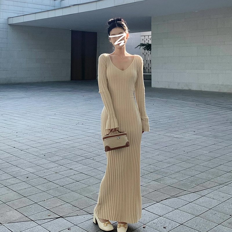高級感v領毛衣針織連衣裙子女秋冬2023新款內搭打底修身包臀長裙
