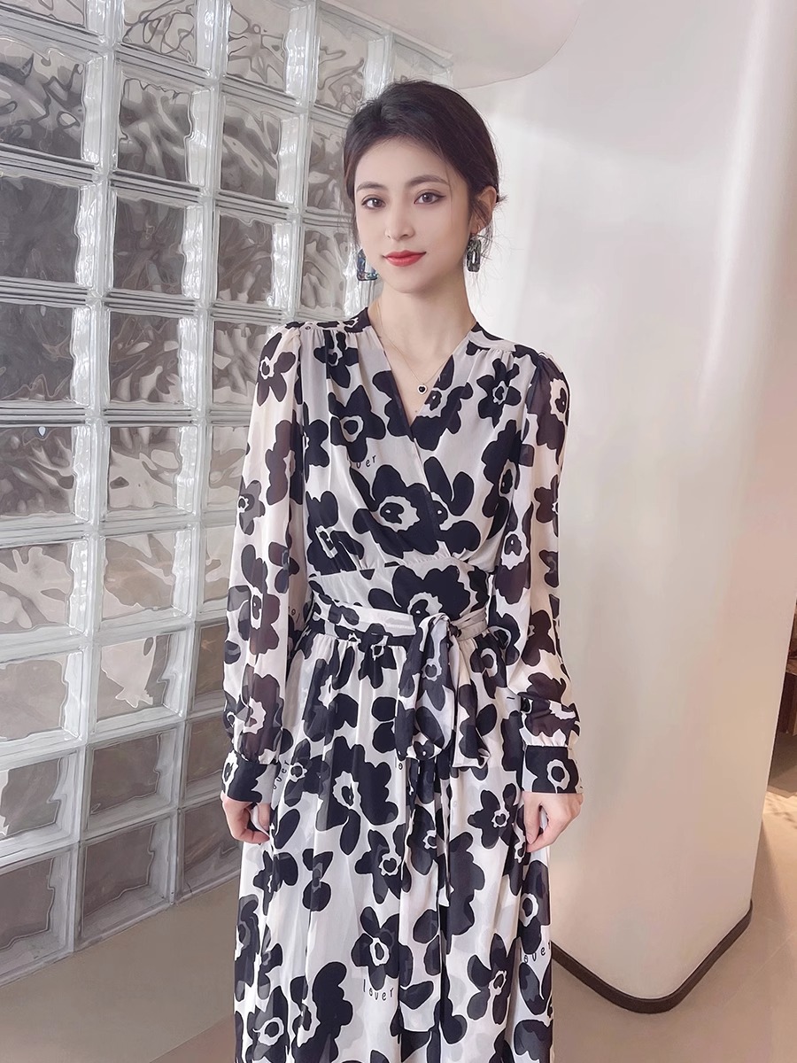 黑白色V領碎花雪紡連衣裙女2023年春夏新款法式收腰顯瘦氣質長裙