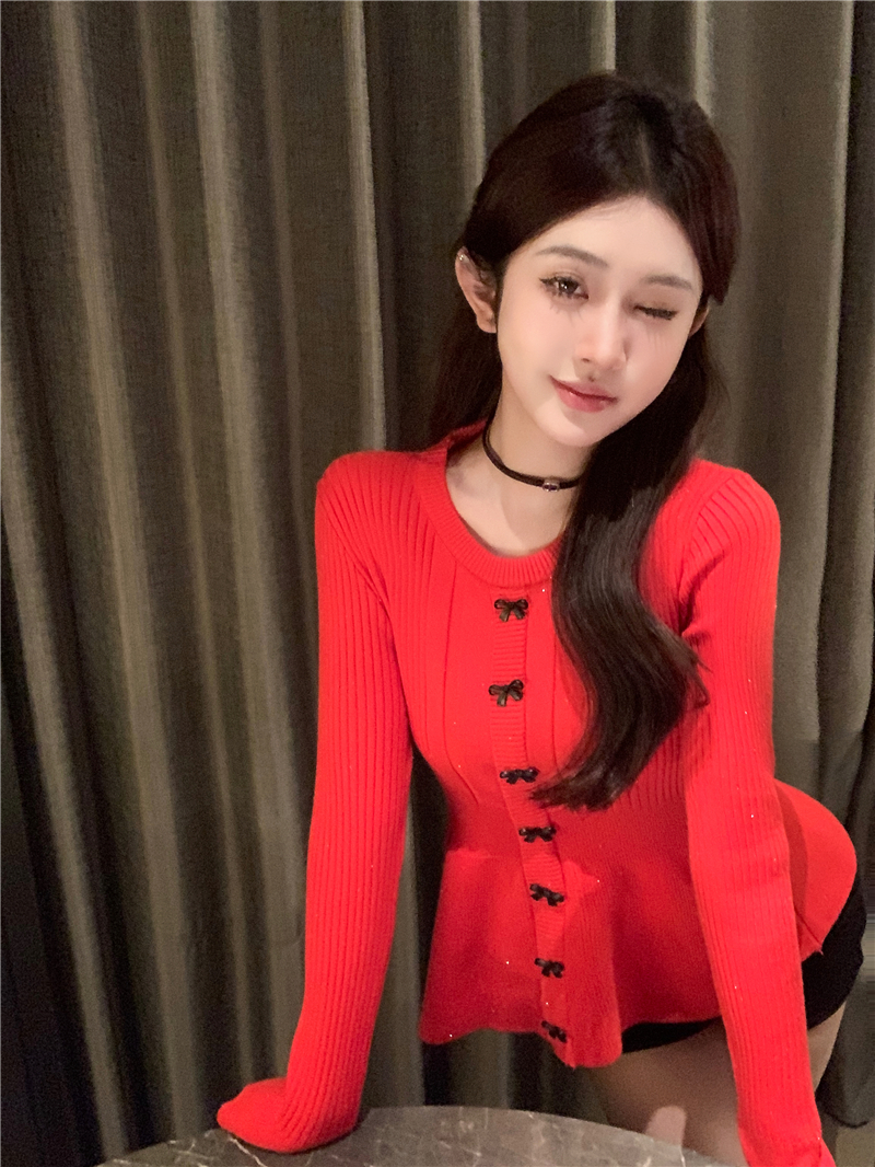 Actual shot of red outfits for the Year of the Dragon and New Year in winter, with a knitted cardigan and a red sweater underneath a base layer