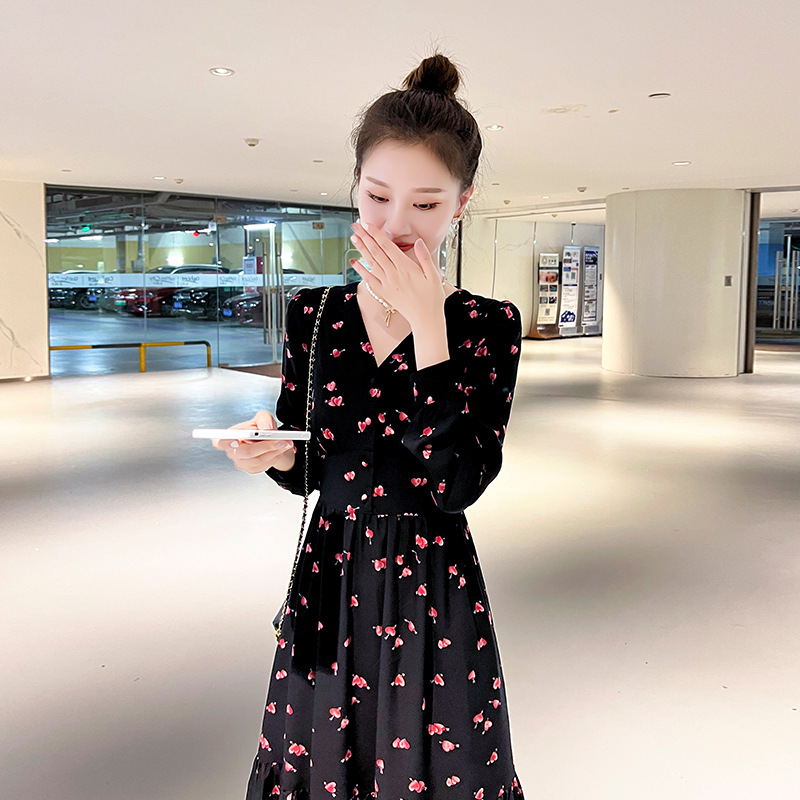 黑色碎花連衣裙女2023年新款法式復古風修身顯瘦v領輕奢茶歇長裙