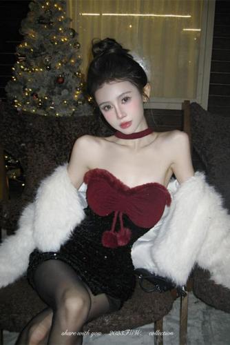 Actual shot of Mond’s daughter’s sexy red and black spliced ​​sequined dress and furry cardigan