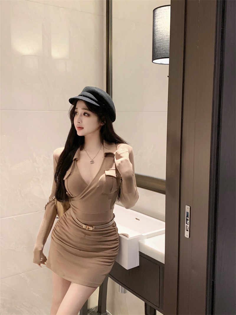 Real shot of sexy Korean comic figure V-neck double pocket bottoming hip-hugging pleated dress + textured gold buckle belt