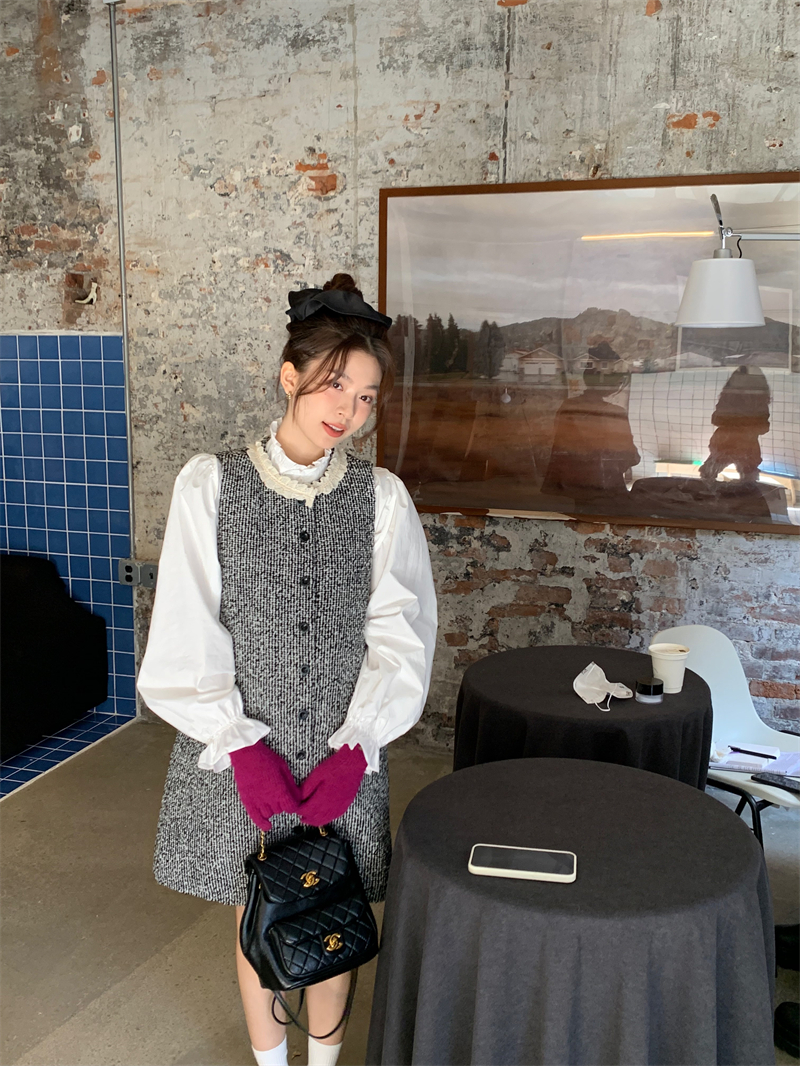 Actual shot of Korean retro black and white woven woolen vest skirt stand-up collar lace shirt suit