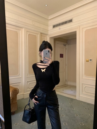 Real shot of autumn and winter hot girl short irregular halter neck shoulder pad bottoming shirt with bow knot slim and sexy inner wear