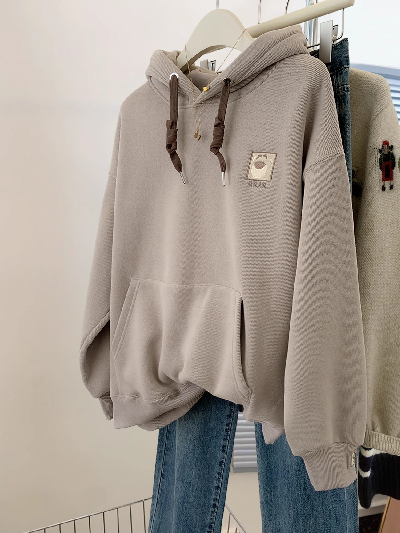 Velvet and thickened bear embroidered pullover hooded sweatshirt for women in autumn and winter new style lazy style hoodie top