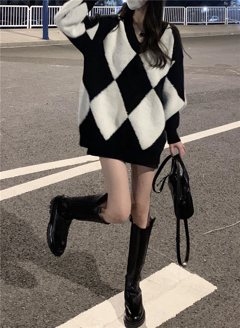 Actual shot of lazy style black and white rhombus contrasting V-neck loose slimming pullover sweater for women