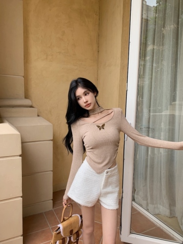 Real shot of autumn and winter hot girl short irregular halter neck shoulder pad bottoming shirt with bow knot slim and sexy inner wear