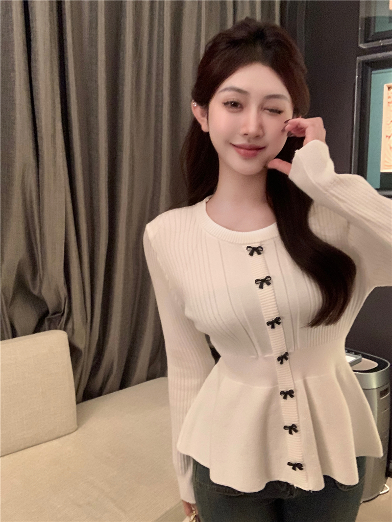 Actual shot of red outfits for the Year of the Dragon and New Year in winter, with a knitted cardigan and a red sweater underneath a base layer