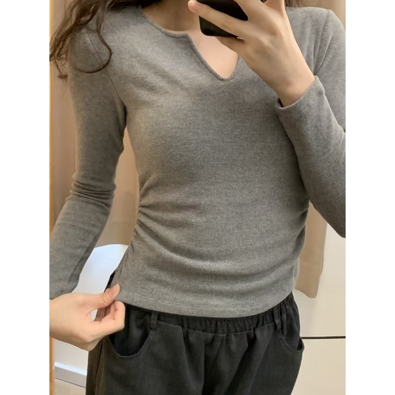 Design niche warm long-sleeved T-shirt women's winter slim fit inner V-neck velvet bottoming shirt chic top ins trend