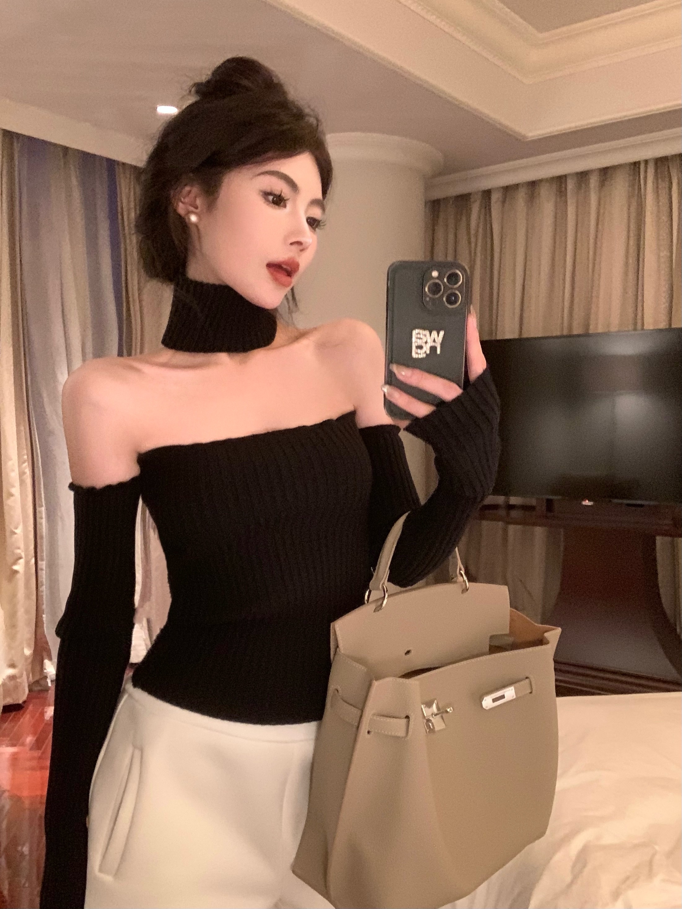 Actual shot of one-shoulder knitted sweater, autumn and winter inner layering shirt, Christmas atmosphere top