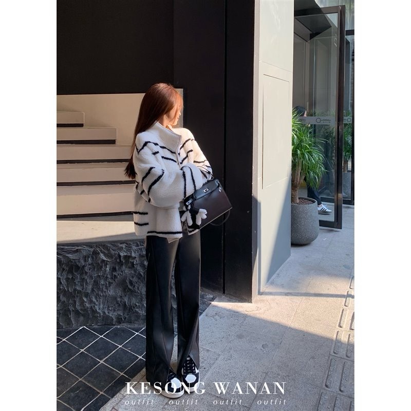 The 101st heart-stopping cream striped furry short coat W5087P