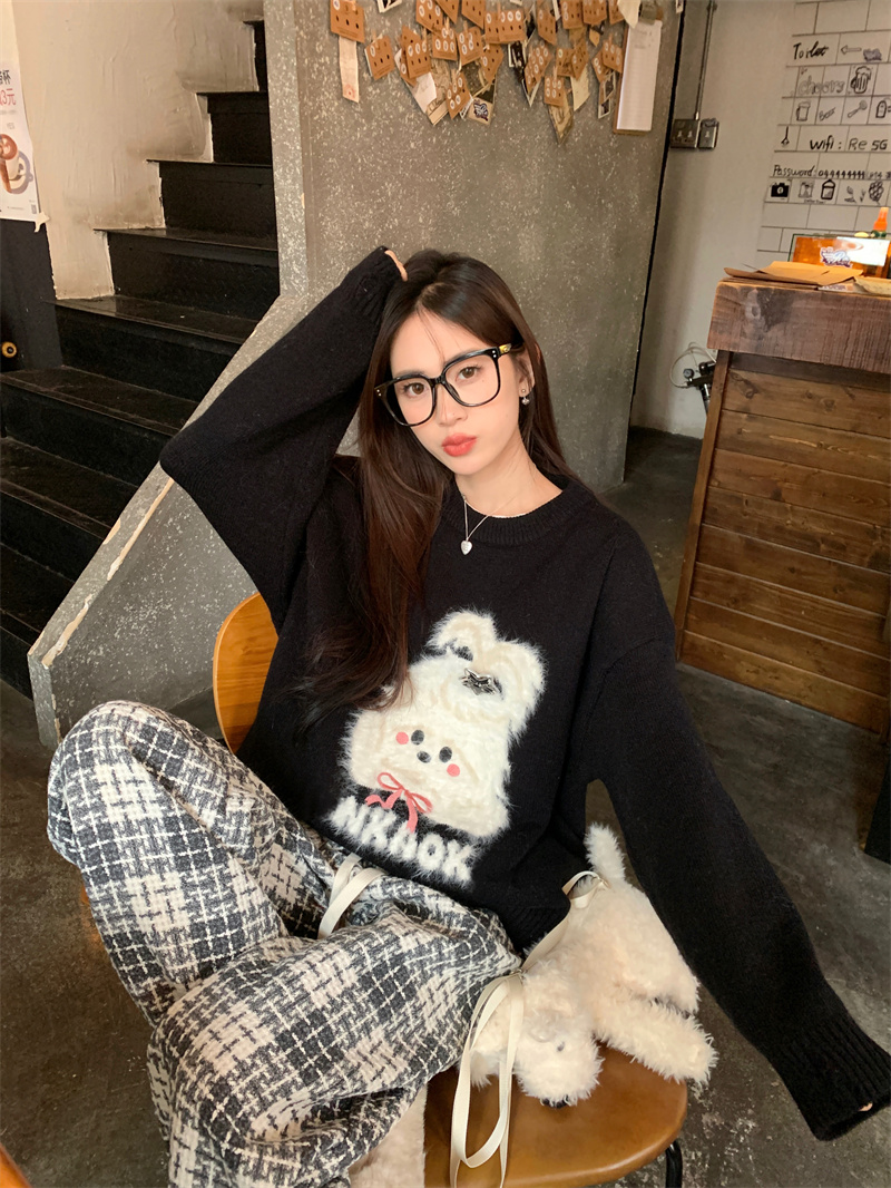 Actual shot. The letters have been changed~ Black round neck sweater for women in autumn and winter, loose, lazy style, soft and waxy design, niche