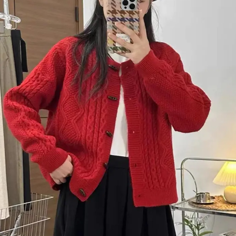 小個子聖誕新年紅色毛衣女秋冬2023新款慵懶風牛角扣短款針織開衫