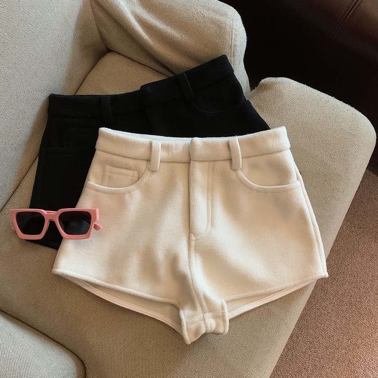 Real shot of autumn and winter retro fashionable hot girl woolen shorts and boots