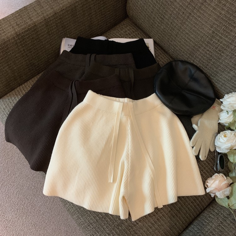 Real shots of autumn and winter retro Korean style wide-leg shorts