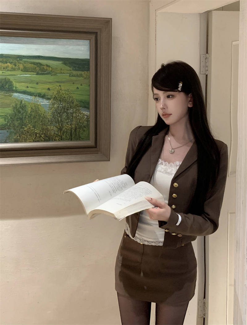 Actual shot of Maillard vintage college waist-cinching right-shoulder suit jacket and skirt three-piece set