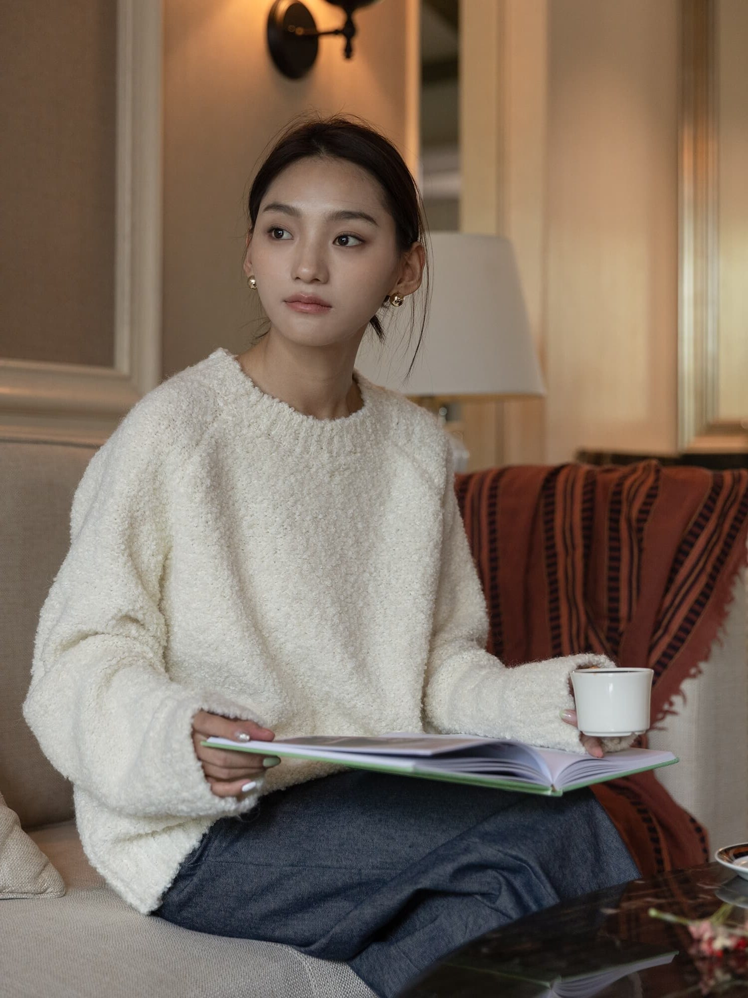 New autumn and winter French white retro style soft and waxy sweater for women loose round neck lazy style knitted sweater inner wear