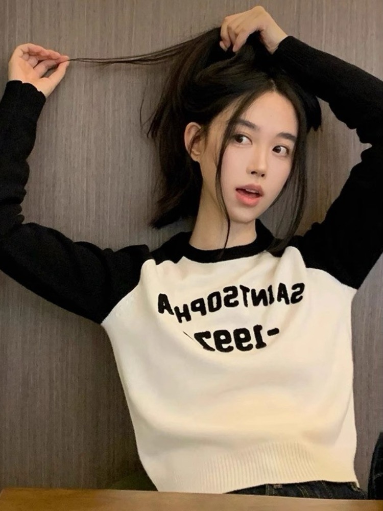 Black and white raglan knitted bottoming shirt for women in autumn and winter, unique and chic slim fit short sweater top for small people