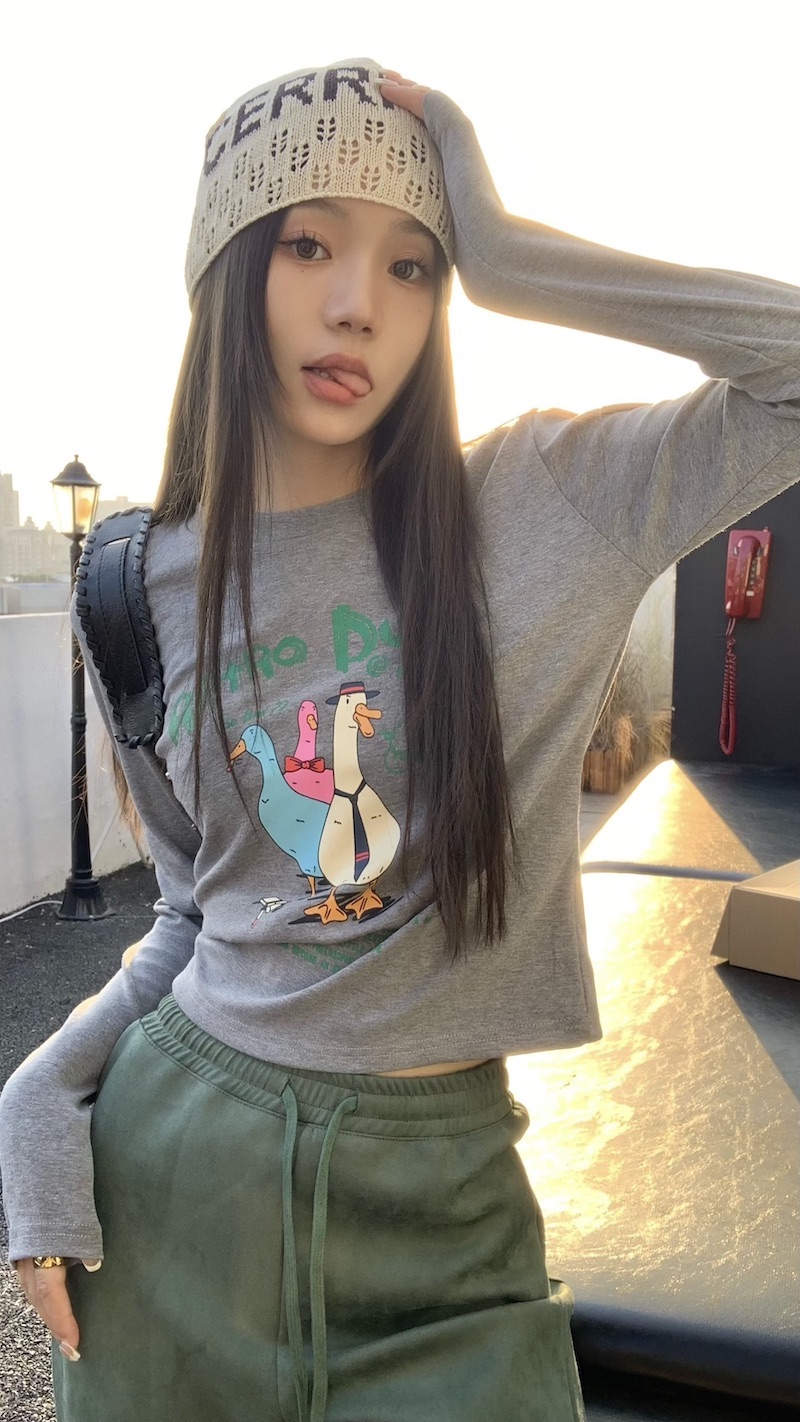 Real shot of Korean version slimming round neck long-sleeved cartoon letter T-shirt versatile student bottoming shirt top