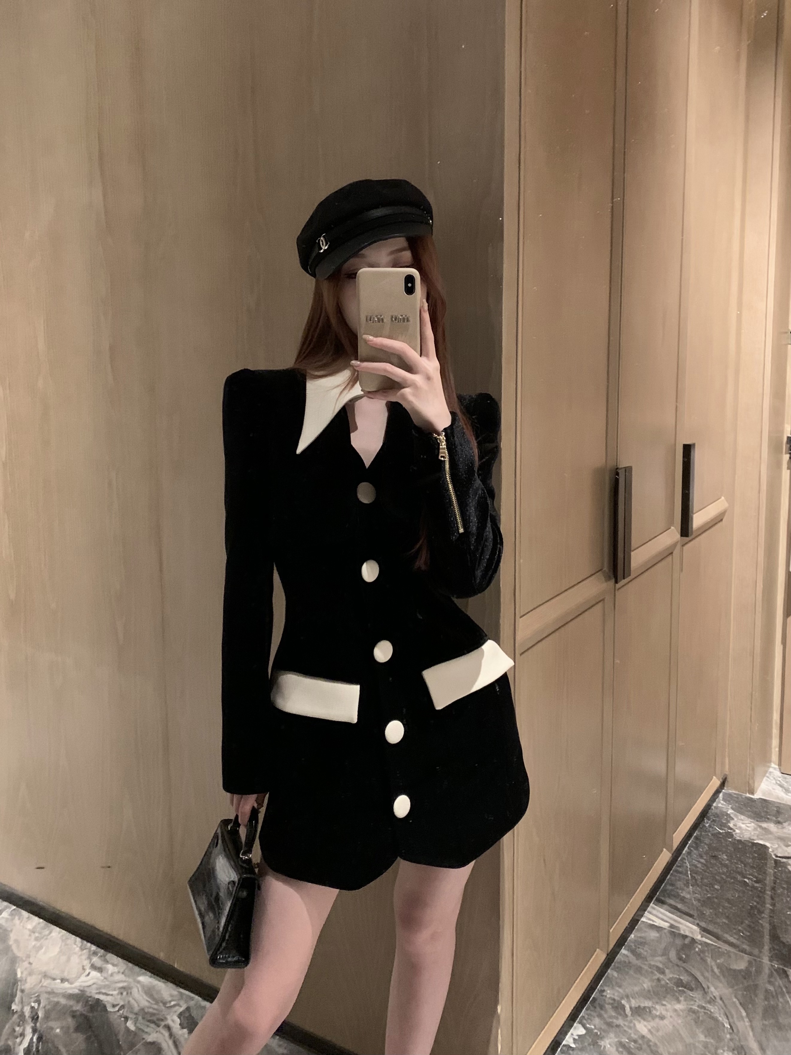 Actual shot of the chaebol's daughter, heavy-duty model with peak lapel and high-end contrasting color velvet suit jacket dress for winter