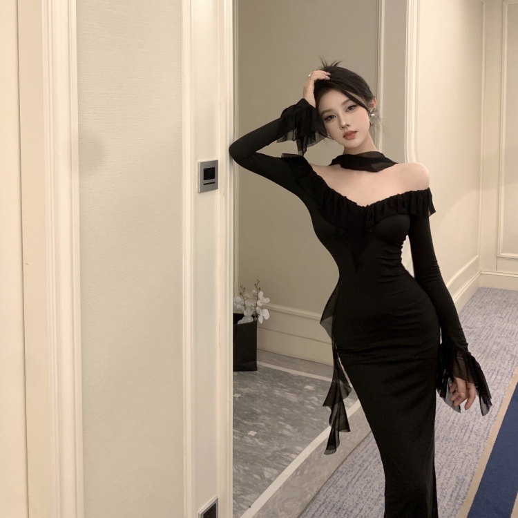Real shot of V-neck long-sleeved knitted dress with earrings, long style and super slim fit
