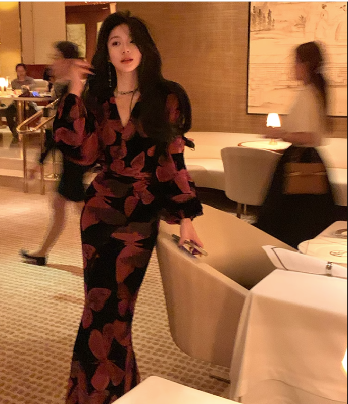 從一時刻妙齡富婆法式絲絨連衣裙女秋冬新款風情萬種的裙子