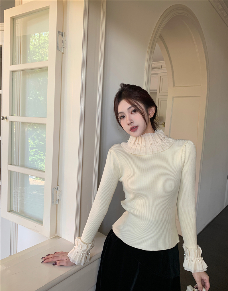 Real shot of French court-style pleated beaded lace collar design and gentle pullover sweater top