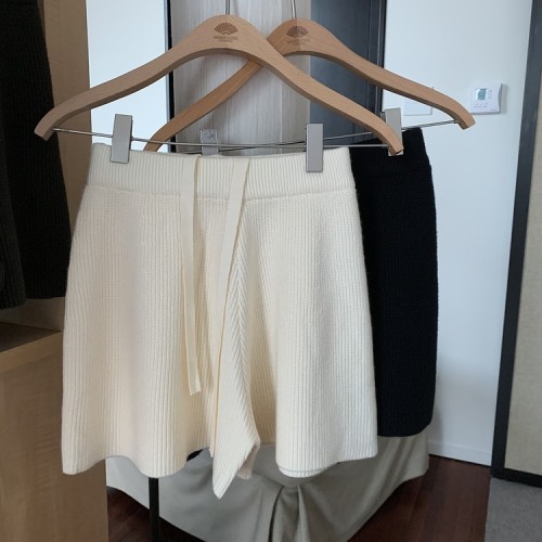 Real shots of autumn and winter retro Korean style wide-leg shorts