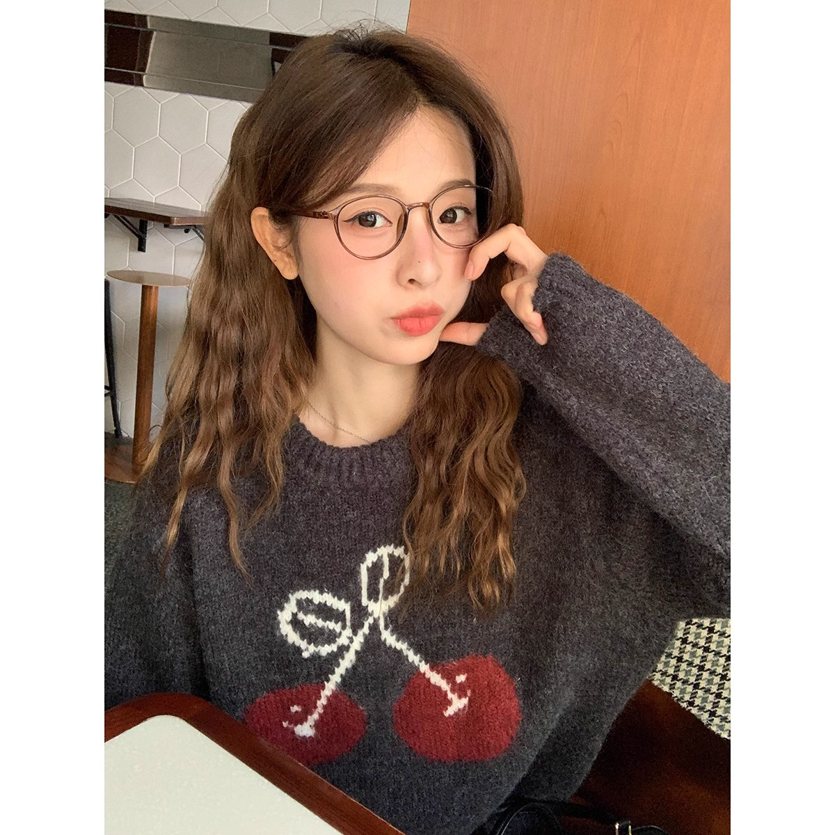 Lu Xiao Tuantuan retro sweet cherry soft and waxy sweater 2024 new winter style alienation wear design top