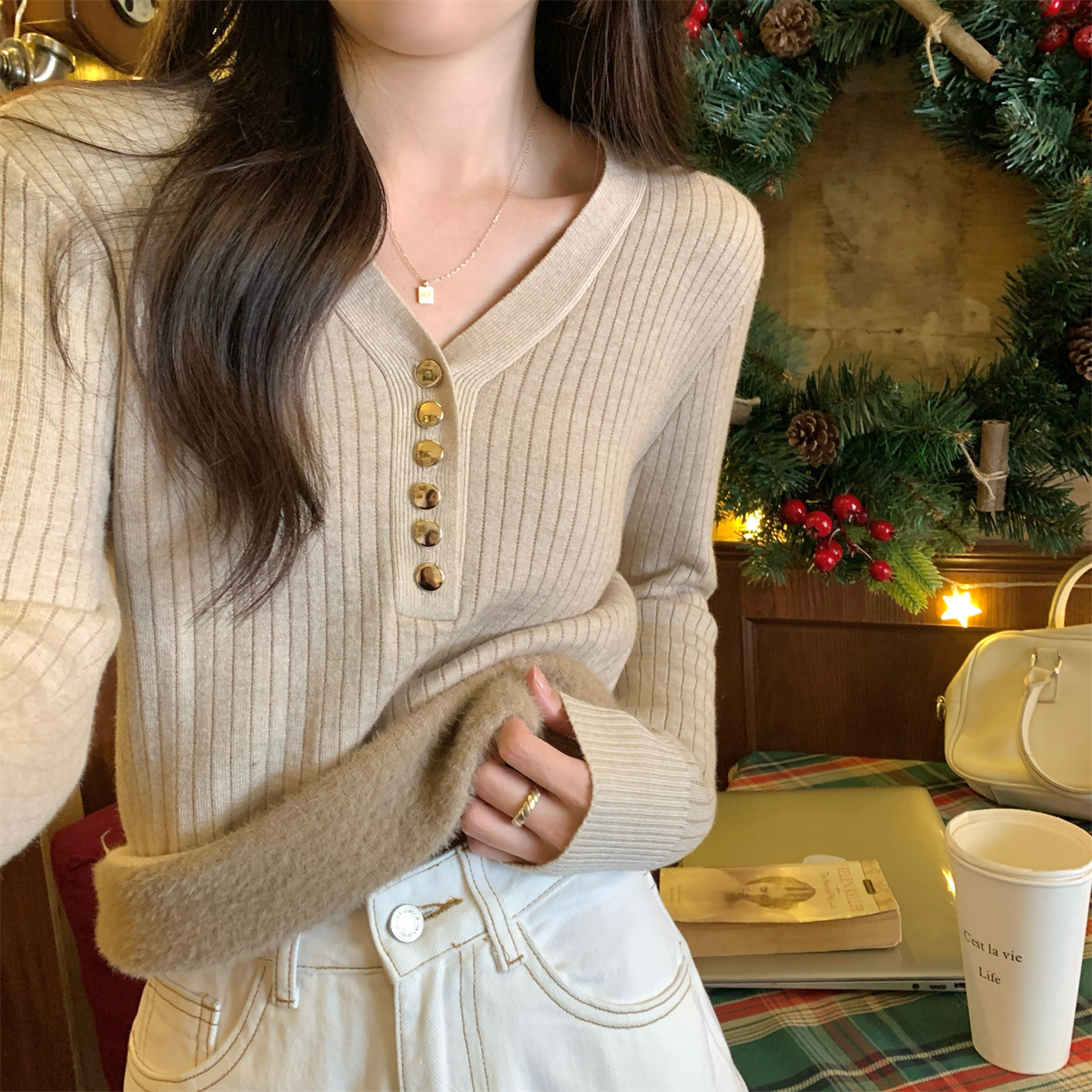 Actual shot of autumn and winter Korean style slim fit v-neck metal buckle integrated velvet warm inner knitted bottoming sweater for women