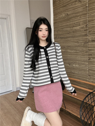 Real shot French high-end contrast striped long-sleeved sweater for women new loose and slim top